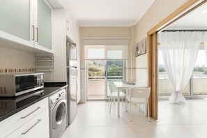 Réfrigérateur, four à micro-ondes, un four, surface de cuisson
