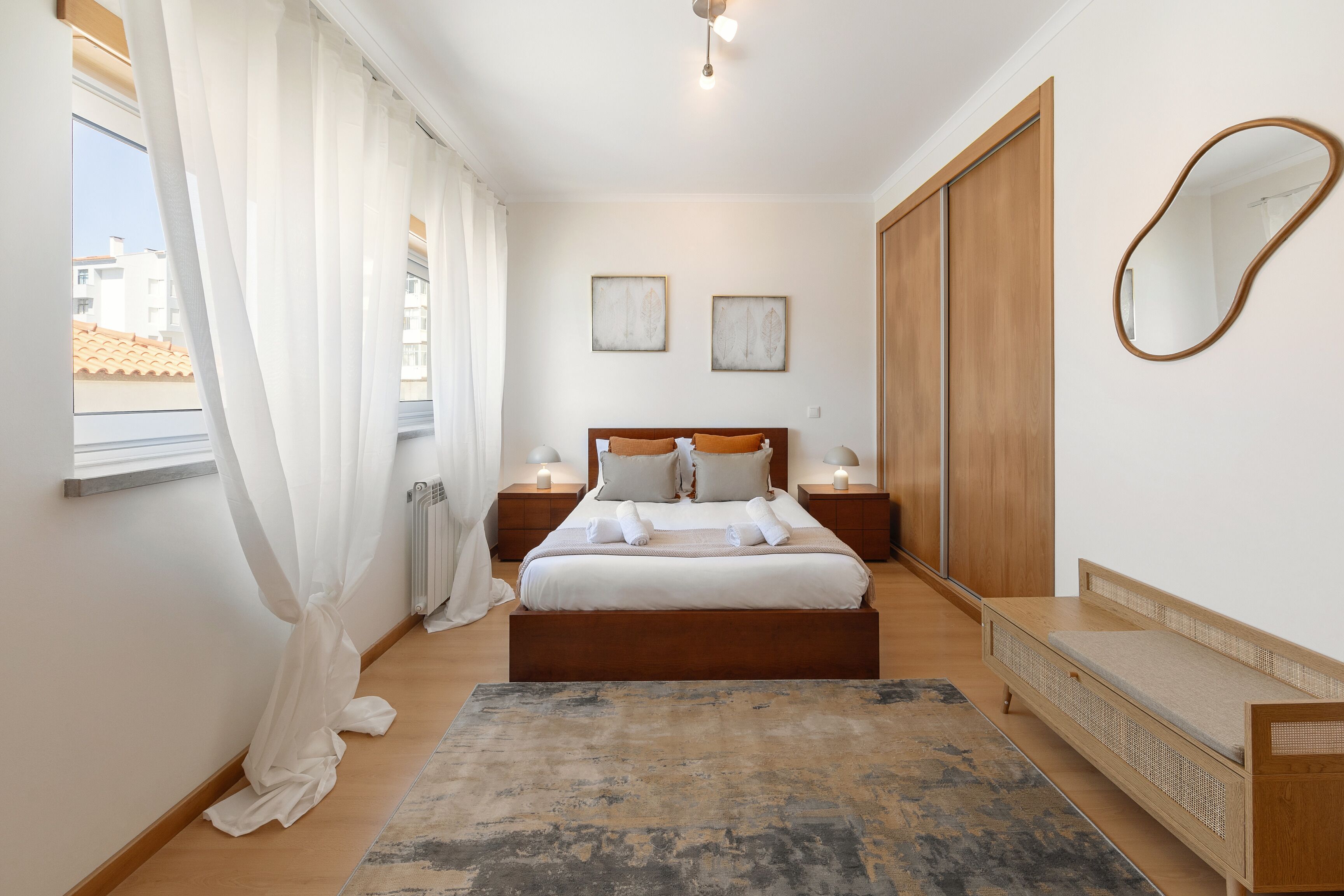 2 dormitorios, tabla de planchar con plancha, cuna de viaje y Internet