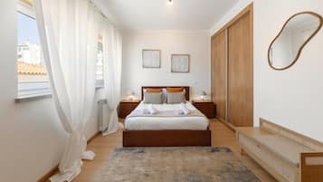 2 bedrooms, iron/ironing board, travel crib, internet