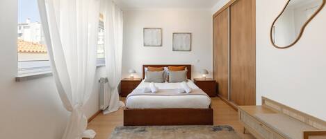 2 bedrooms, iron/ironing board, travel cot, Internet