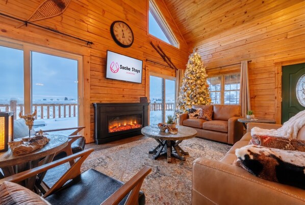 Ein gemütliches Interieur mit Kamin, Weihnachtsbaum und einem Schild für Sacha Stays of Wisconsin.