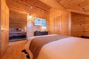 4 habitaciones, escritorio y tabla de planchar con plancha