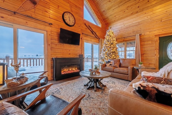 20-ft vaulted ceilings, ready for the Holidays!