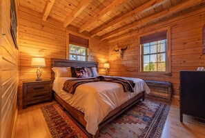 4 soverom, skrivebord, strykejern/-brett og reiseseng for barn