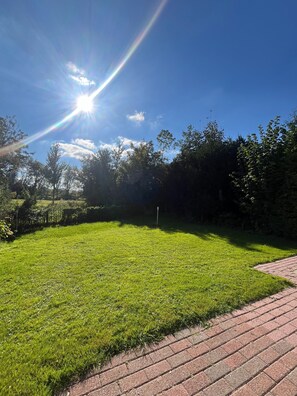 Bungalow, 3 slaapkamers, terras, uitzicht op tuin | Terrein van de accommodatie