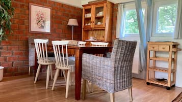 Bungalow, 3 Bedrooms, Terrace, Garden View | Dining