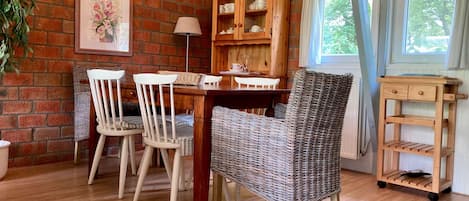 Bungalow, 3 Bedrooms, Terrace, Garden View | Dining