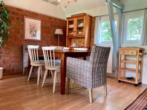 Bungalow, 3 habitaciones, Terraza, vista al jardín | Restaurantes