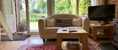 Bungalow, 3 Bedrooms, Terrace, Garden View | Living area