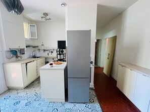 冷蔵庫、オーブン、コンロ、食器洗い機