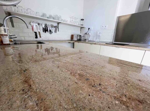 Kühlschrank, Ofen, Herdplatte, Geschirrspüler