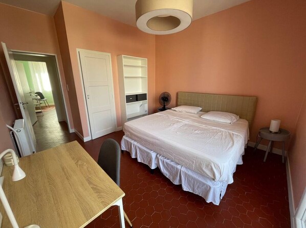 2 室のベッドルーム、デスク、アイロン / アイロン台、WiFi