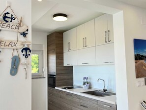 Kylskåp, diskmaskin, kaffe- och tebryggare och grytor/köksredskap