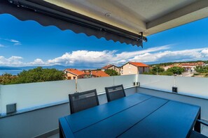 Outdoor dining - Apartment Buby with sea view (Malinska)