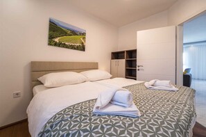 2 bedrooms, free WiFi, bed sheets - Apartment Buby with sea view (Malinska)