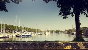 A marina with multiple sailboats docked along a waterfront. - Patricius Haus Comfortable Holiday Residence (Oostwoud)