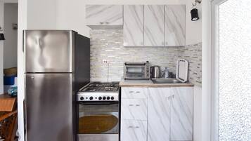 Kühlschrank, Ofen, Wasserkocher mit Kaffee-/Teezubehör