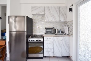 Kühlschrank, Ofen, Wasserkocher mit Kaffee-/Teezubehör