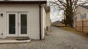 Ein Wohnhaus mit Kiesweg, Holzzaun und einer separaten Garage.