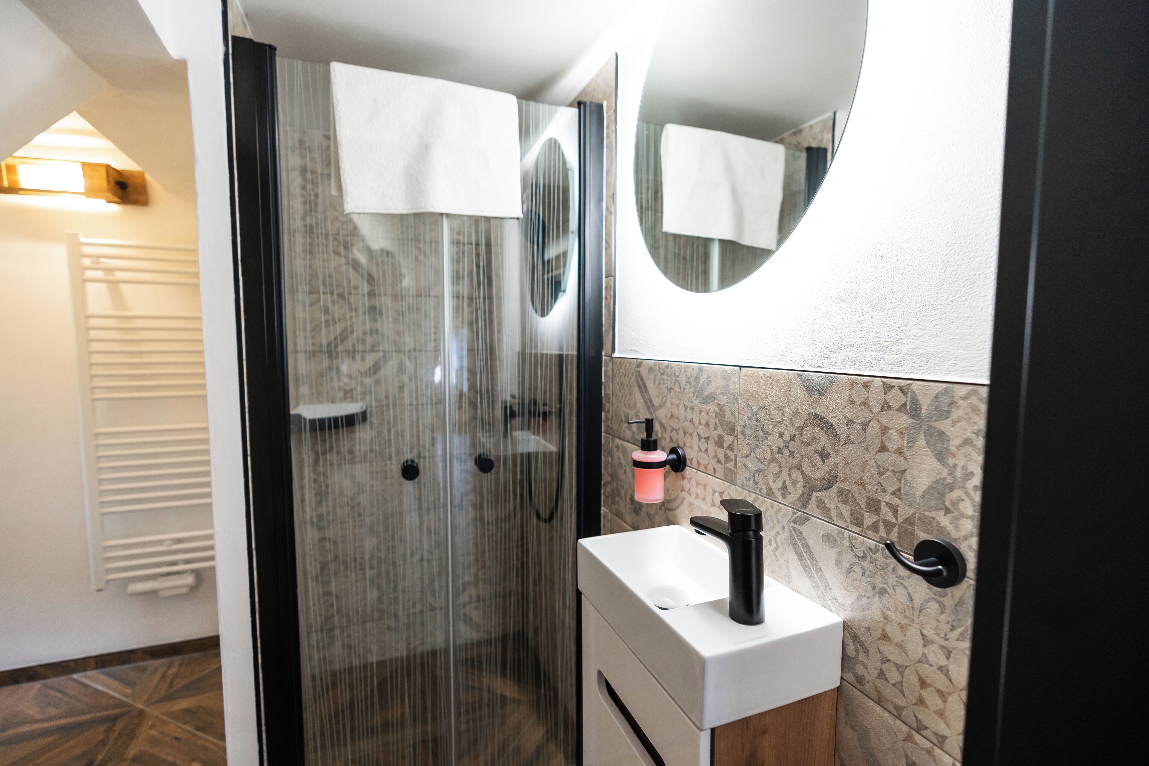 Dusche, Haartrockner, Handtücher, Seife