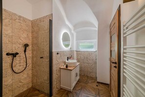 Deluxe Double Room | Bathroom | Shower, towels, soap, shampoo