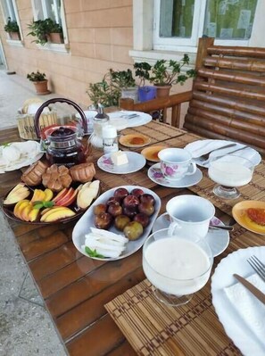 Outdoor dining - Family Suite with balcony (Gumbra)