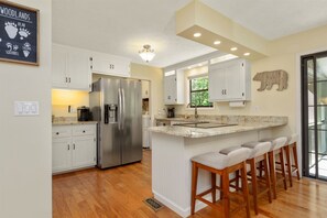 Fridge, microwave, oven, stovetop - Mindful Manor Peaceful Retreat (Hendersonville)