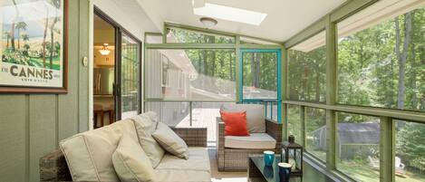 Smart-TV, Kamin, Bücher