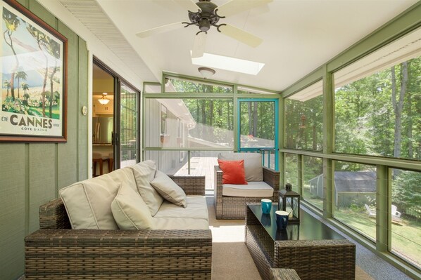 Smart TV, fireplace, books - Mindful Manor Peaceful Retreat (Hendersonville)