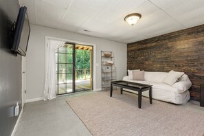 Smart TV, fireplace, books - Mindful Manor Peaceful Retreat (Hendersonville)