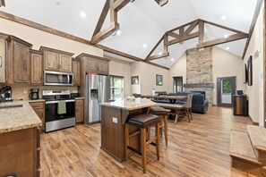 Fridge, microwave, oven, stovetop - Pine Cone Lodge-Private Hot Tub, Pool Table, 2 Pools & Splash Pad, Pet Friendly! (Hollister)