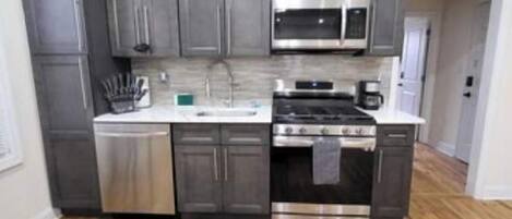 Refrigerador, microondas, horno y parrilla de estufa