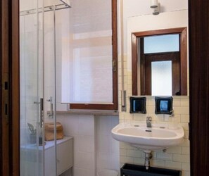 Dusj, hårføner, bidé og håndklær