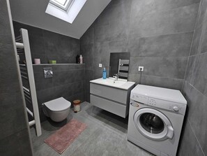 Douche, sèche-cheveux, serviettes fournies, savon