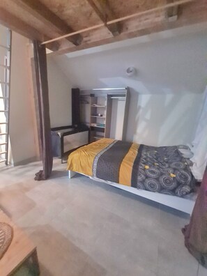 2 bedrooms, iron/ironing board, travel cot, free WiFi