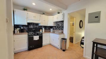 Een koelkast, een microgolfoven, een oven, een kookplaat