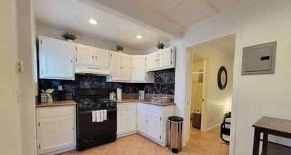 Beverlywood 2 bedroom guesthouse. 5 minutes to Rodeo Drive!