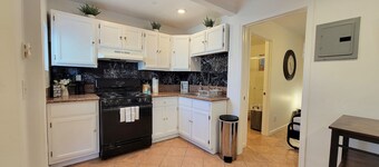 Beverlywood 2 bedroom guesthouse. 5 minutes to Rodeo Drive!