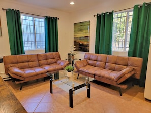 Smart TV - Beverlywood 2 bedroom guesthouse. 5 minutes to Rodeo Drive!  (Beverly Hills)