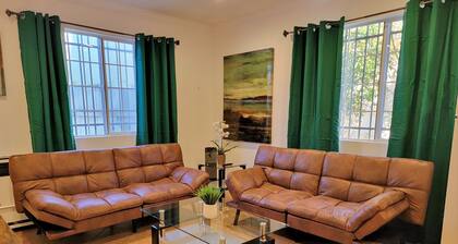 Beverlywood 2 bedroom guesthouse. 5 minutes to Rodeo Drive!