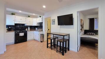 2 slaapkamers, een strijkplank/strijkijzer, gratis wifi, beddengoed