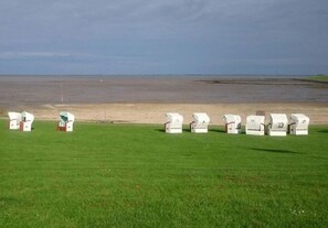 Beach nearby - West in Haus Luttmoor (Nordstrand)