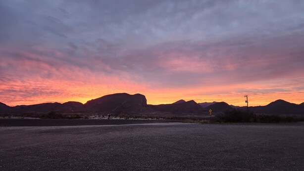 A desert landscape with mountains during sunset. - Longhorn Ranch Motel - Full Hook-Up RV Park with Power and Sewer (Alpine)