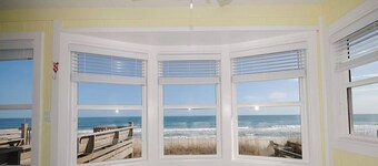 Cozy oceanfront beach house, only a few minutes from downtown & pet friendly