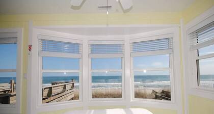 Cozy oceanfront beach house, only a few minutes from downtown & pet friendly