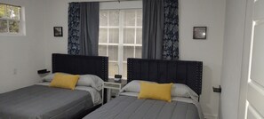 2 slaapkamers, een bureau, een strijkplank/strijkijzer, gratis wifi