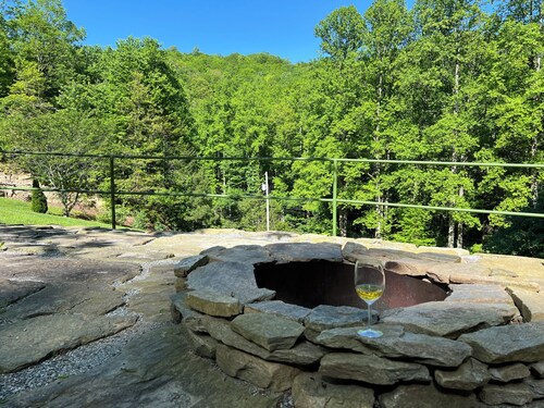 Cozy Cabin on Farm, Waterfalls, Near Parkway, Brevard, Pisgah, & Lake Jocassee 