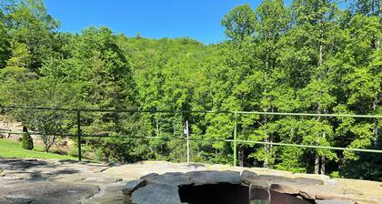 Cozy Cabin on Farm, Waterfalls, Near Parkway, Brevard, Pisgah, & Lake Jocassee