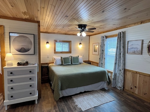 Cozy Cabin on Farm, Waterfalls, Near Parkway, Brevard, Pisgah, DuPont & Lakes