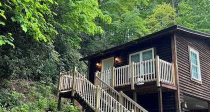 đAug. & Sept. Sale!đCozy Farm Cabin. Fire pit, Waterfall, Blue Ridge Parkway